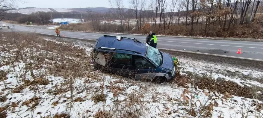 Пять человек, в том числе трое детей, пострадали в "лобовом" ДТП в Приморье