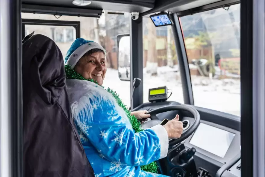Новогодний троллейбус вышел на маршрут во Владивостоке