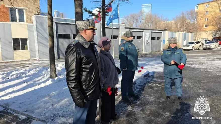 Во Владивостоке почтили память Сергея Тельнова, погибшего при исполнении служебного долга