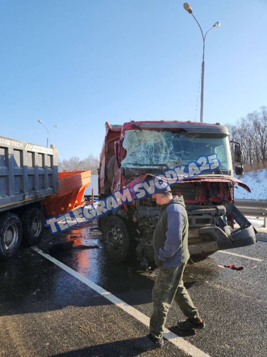Жуткое ДТП: дорожный рабочий погиб под колесами самосвала в Приморье