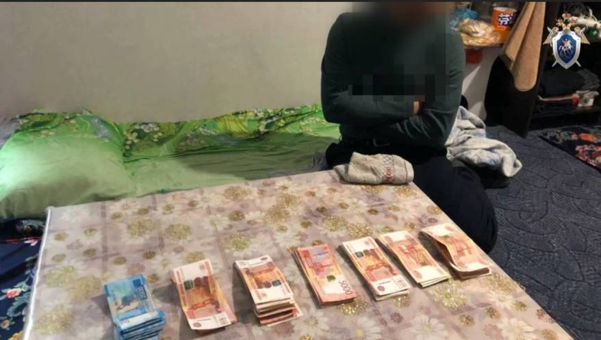 Мужчина пытался подкупить сотрудника погранслужбы в аэропорту Владивостока