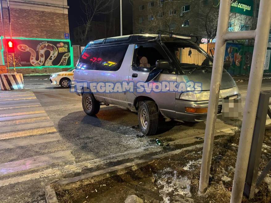 Микроавтобус, уходя от полицейской погони, протаранил леера во Владивостоке