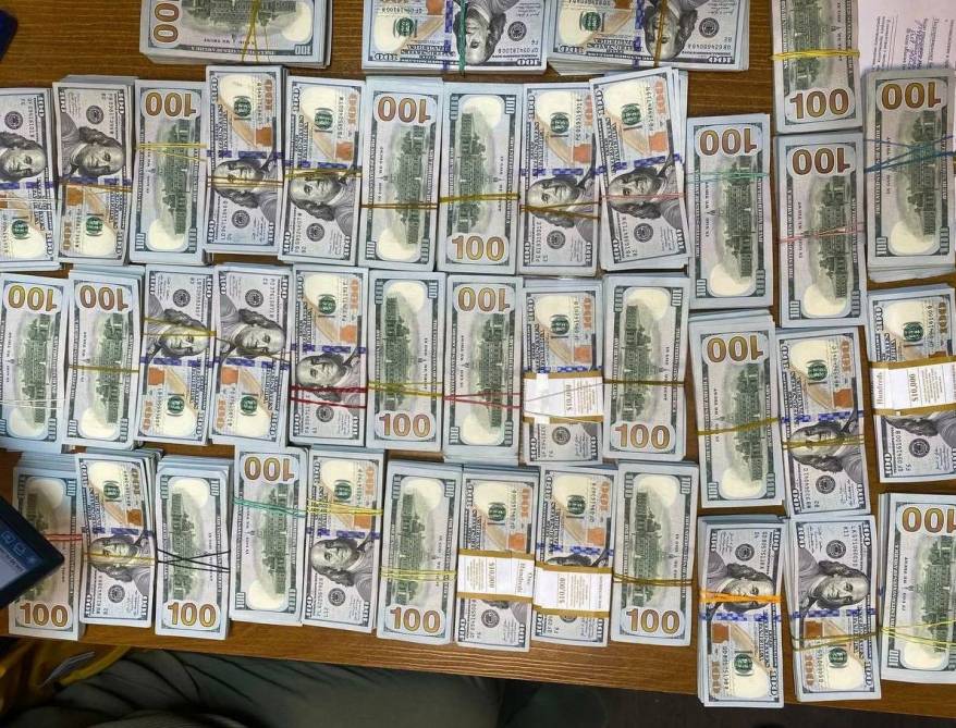 Во Владивостоке лжевалютчики подсунули горожанам фальшивые доллары