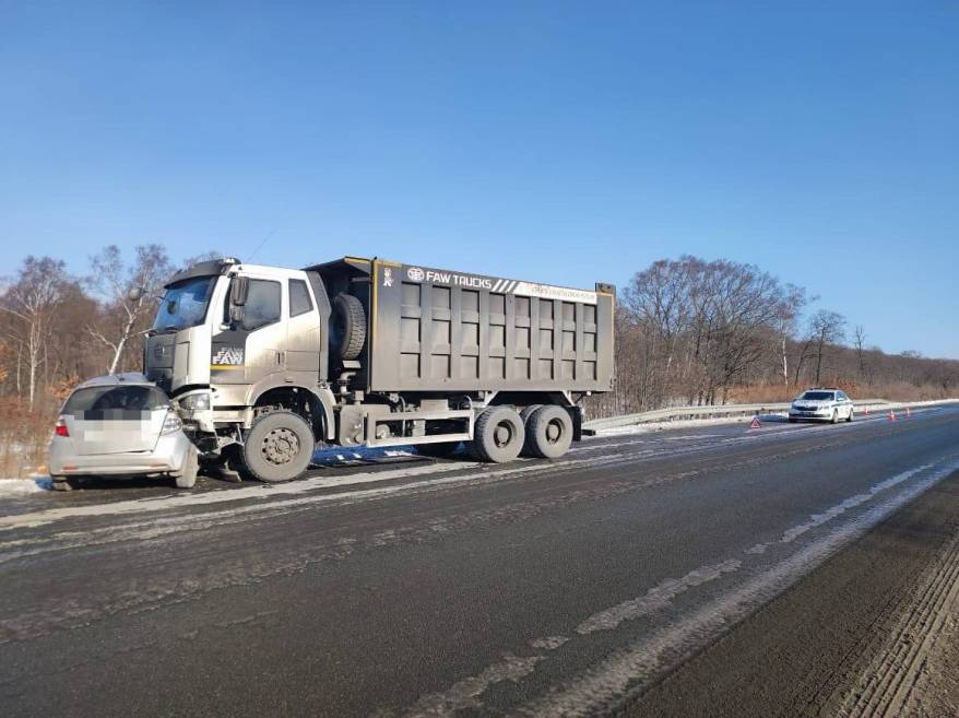 Легковушка влетела под грузовик в Приморье