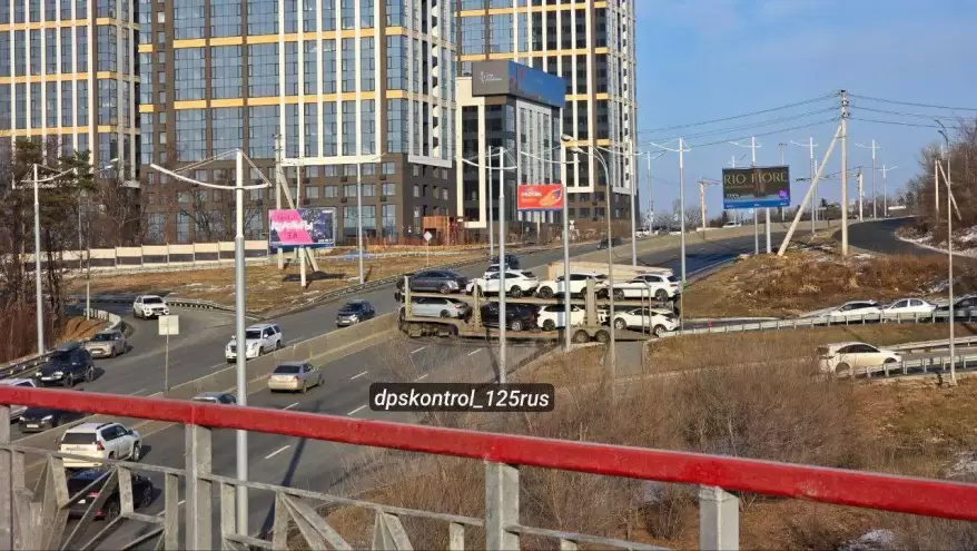 Автовоз заблокировал движение в пригороде Владивостока