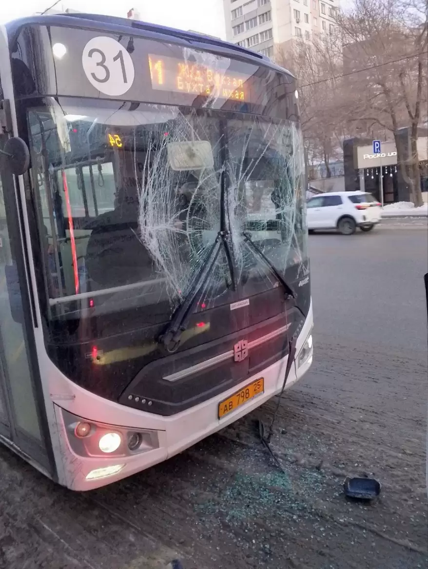 Два пассажирских автобуса столкнулись на остановке во Владивостоке