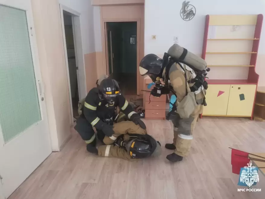 В Артеме пожарные спасли своего коллегу и помощника воспитателя во время "пожара" в детсаду