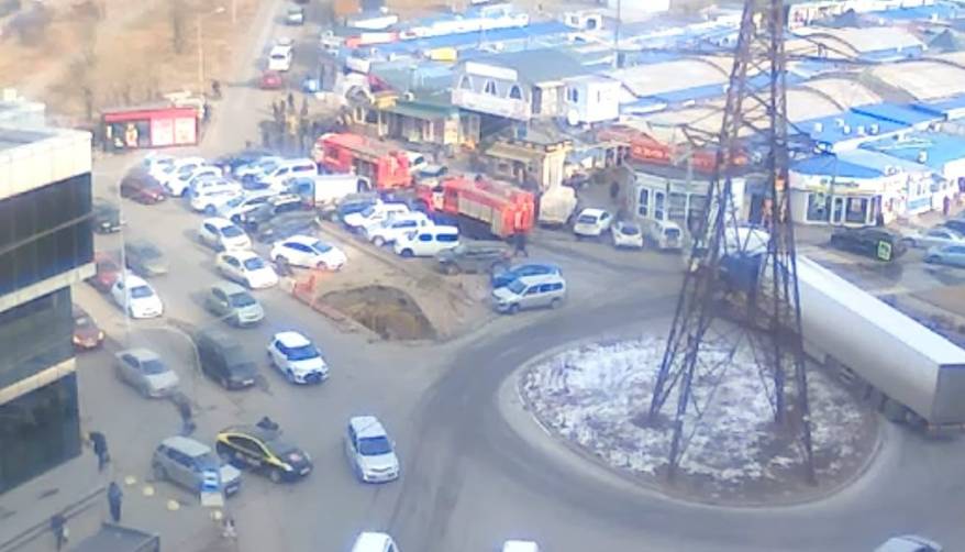 Рынок на Сахалинской полыхает во Владивостоке