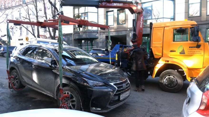 «Пришел, машины нет»: автомобили эвакуируют с дорог Владивостока