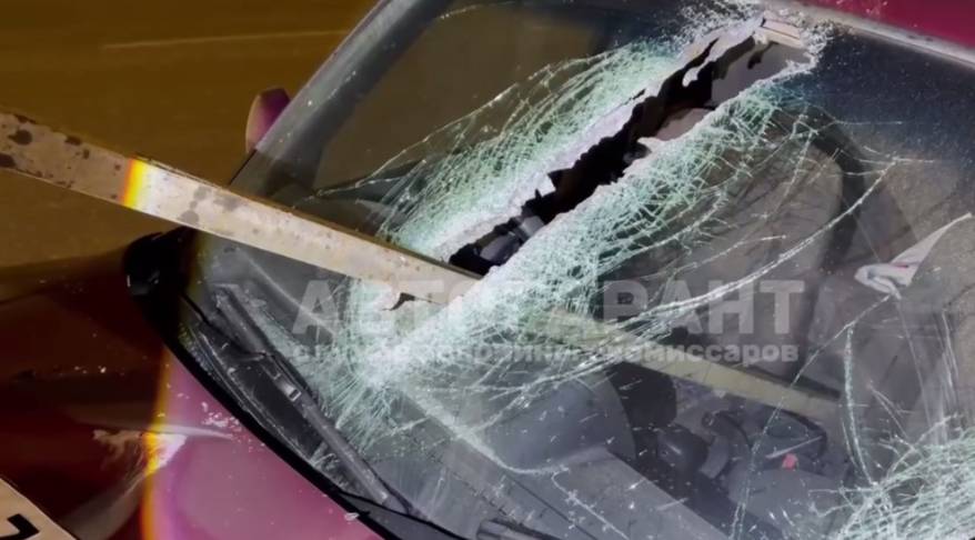 Леера пробили салон авто в ДТП на Луговой во Владивостоке