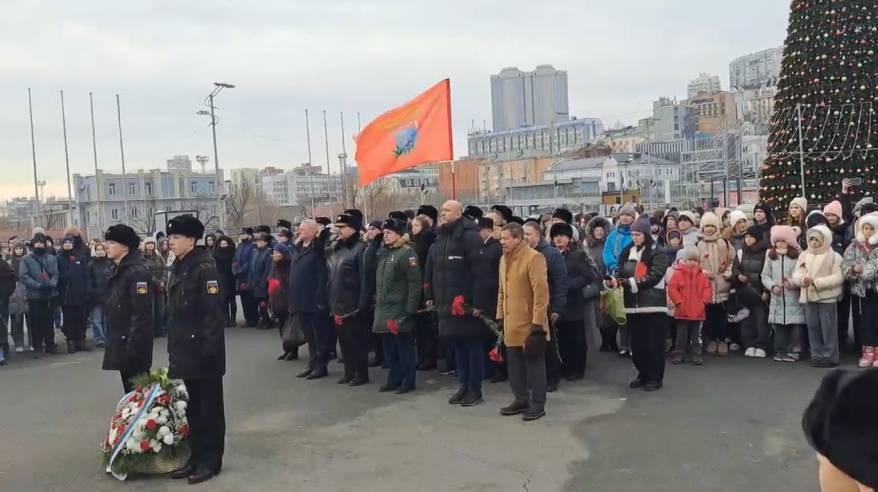 Митинг в честь Дня Героев Отечества – на центральной площади Владивостока