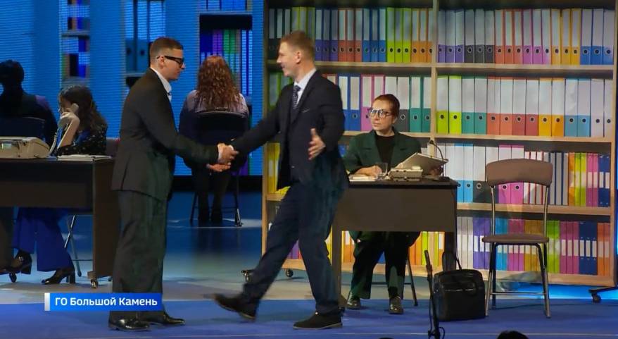 «Служебный роман» сыграли «народные» артисты на сцене ДК в Большом Камне