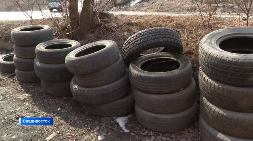 «Укромные» места находят водители во Владивостоке для старых автопокрышек