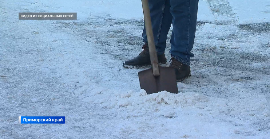 Во Владивостоке ликвидируют последствия снегопада