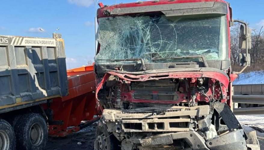 Водителя грузовика выбросило из кабины под колеса грузовика в Приморье