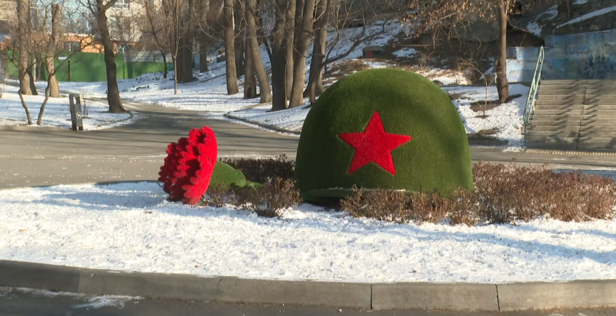 Владивостокцы собираются у Братской могилы моряков ТОФ, чтобы почтить память защитников Родины