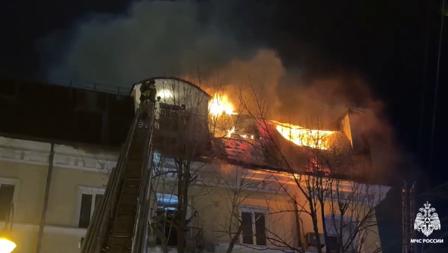 Движение транспорта ограничено на месте пожара в центре Владивостока