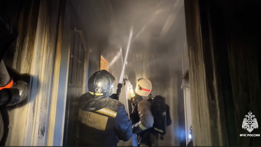 Огнеборцам только под утро удалось ликвидировать мощный пожар в центре Владивостока