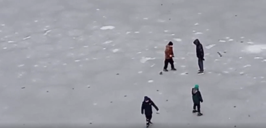 Запрет не пугает: владивостокцы выходят на некорепший лед