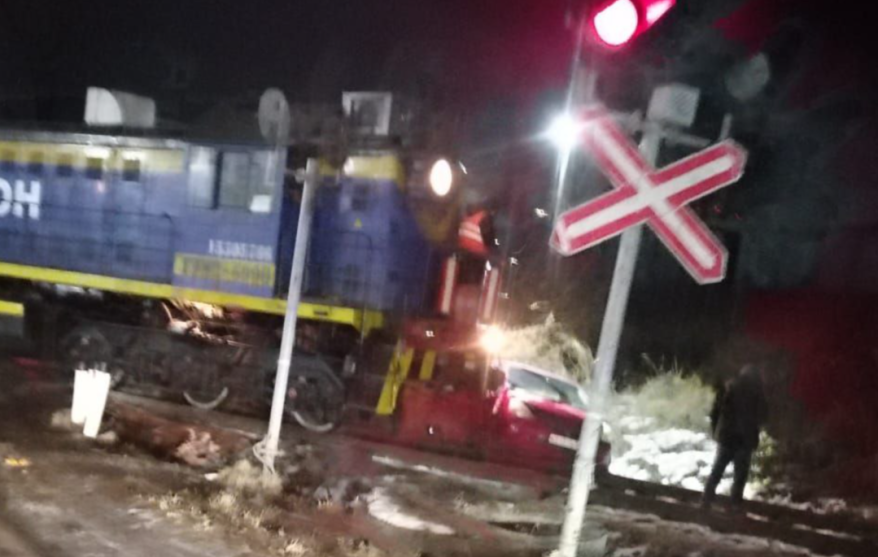 Поезд снес автомобиль на железной дороге в Приморье