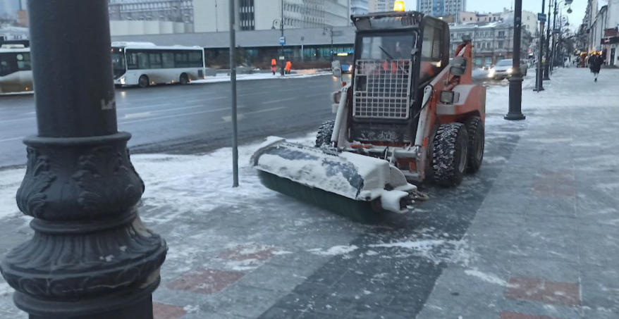 Во Владивостоке продолжают устранять последствия снегопада