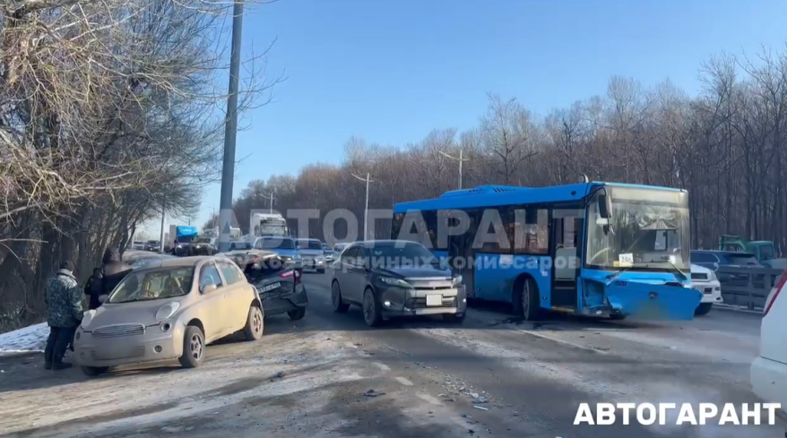 Водитель пассажирского автобуса устроил массовое ДТП во Владивостоке