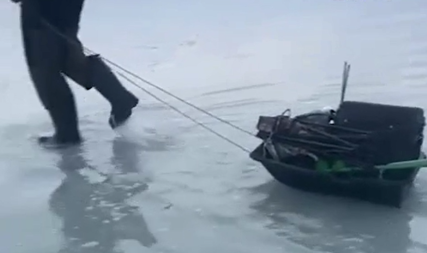 "Утонем...": отчаянные рыбаки вышли на экстремальную рыбалку в Приморье