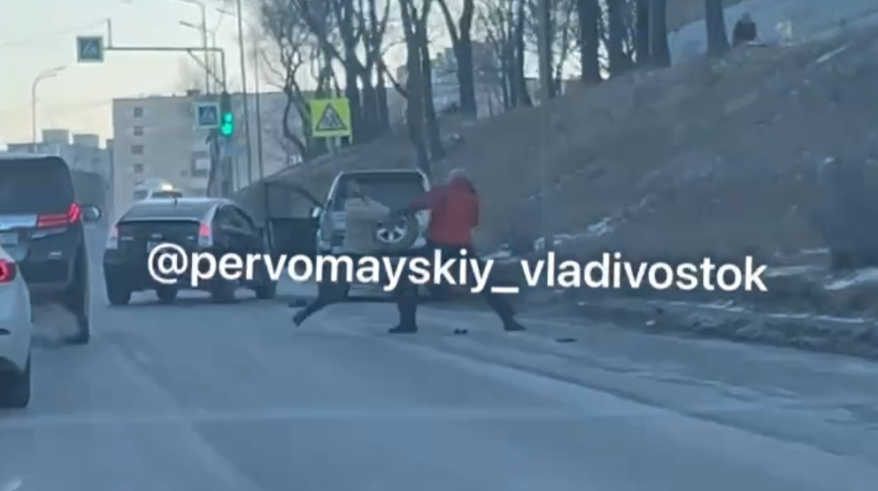 Водители устроили жесткую "разборку" на дороге во Владивостоке