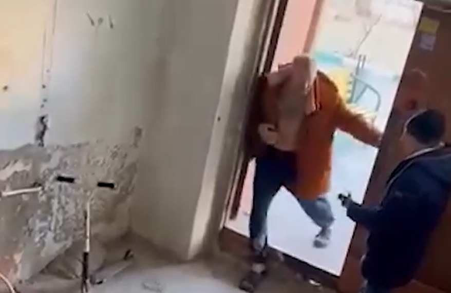 "Батареи летят с балкона": в Приморье "маргинал" годами кошмарит соседей по дому