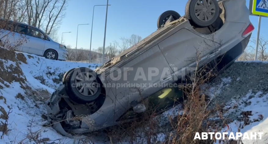 Автомобиль съехал в кювет и перевернулся во Владивостоке