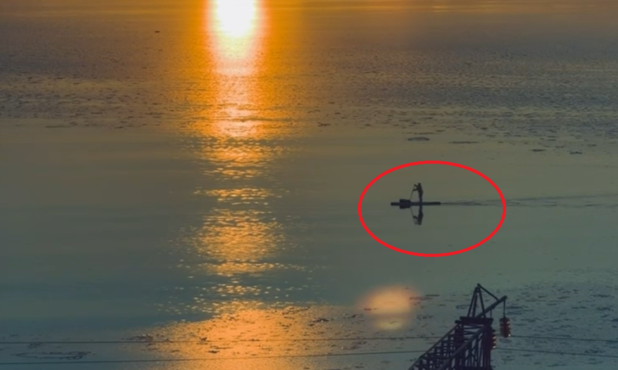 "Решил уйти в закат?": одинокая фигура в море вызвала недоумение у владивостокцев