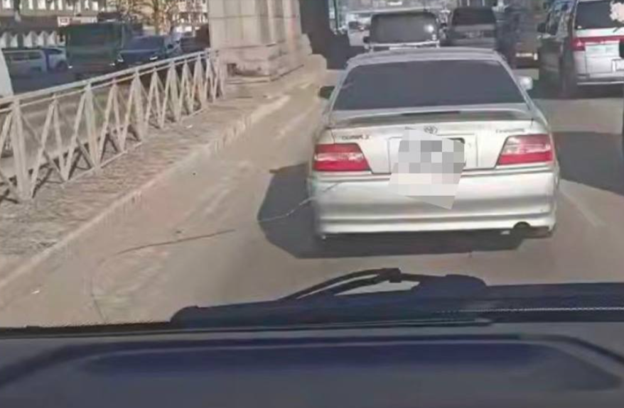 "Прав лишить за такое": полиция разбирается в инциденте с участием скорой во Владивостоке