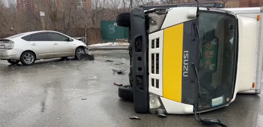 Prius "выбил страйк": жесткое ДТП во Владивостоке
