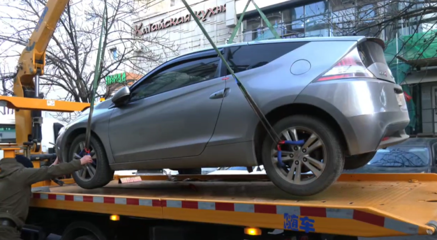 Во Владивостоке с муниципальных парковок эвакуируют автомобили нарушителей