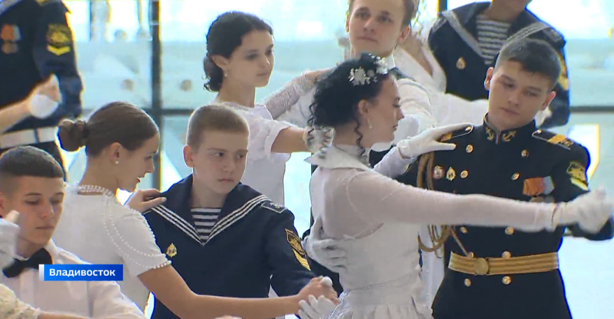 Зимний бал для старшеклассников прошел в ДВФУ на острове Русском