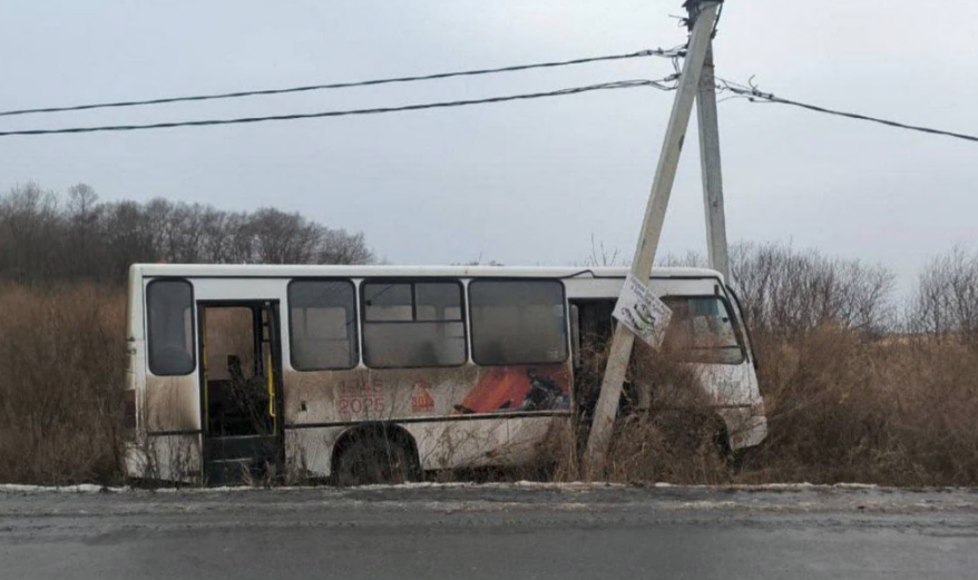 В Приморье пассажирский автобус столкнулся в опорой ЛЭП