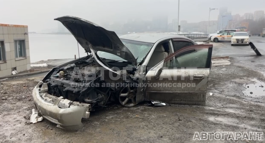 "Тачка в хлам и следы крови": Skyline влетел в столб во Владивостоке - водитель скрылся