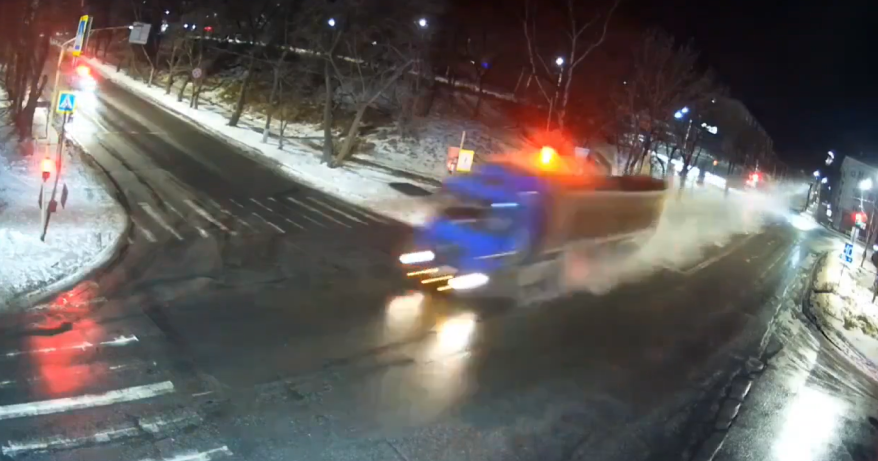 Момент ДТП, приведшего к ЧС в Находке, попал на видео