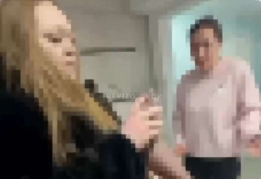 "Все волосы вырвала": клиентка бьюти-студии во Владивостоке напала на мастеров