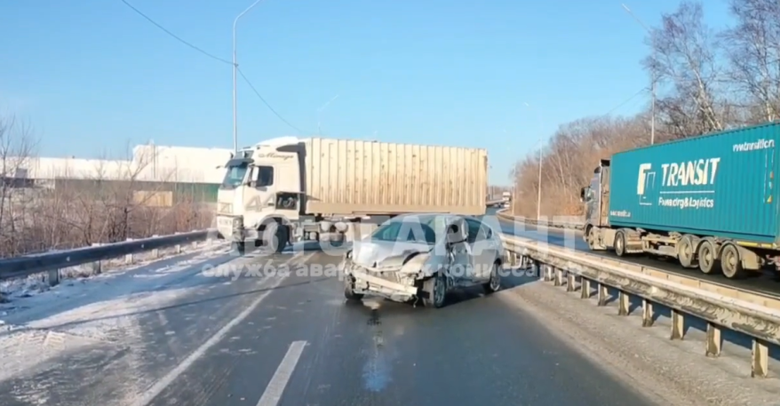 Фура "сложилась": серьезное ДТП блокировало аэропортовскую трассу в Приморье