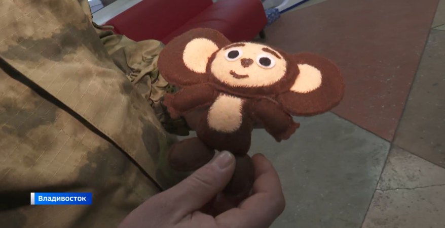 Воспитанники губернаторского лицея Владивостока передали подарки приморским "Тиграм"