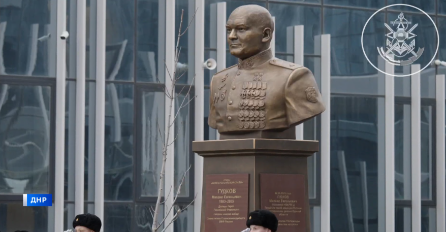 Бюст дважды Героя России Михаила Гудкова открыли в Мариуполе