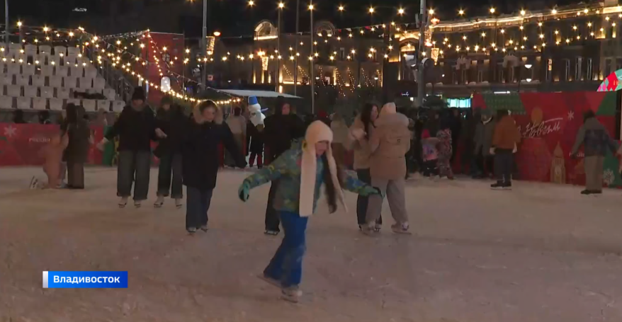 Новогодний городок открылся на центральной площади Владивостока
