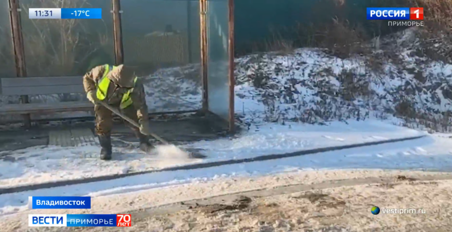 Дополнительные силы брошены на уборку тротуаров от наледи во Владивостоке