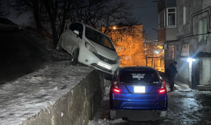 Во Владивостоке автомобиль слетел с косогора и повис на подпорной стене