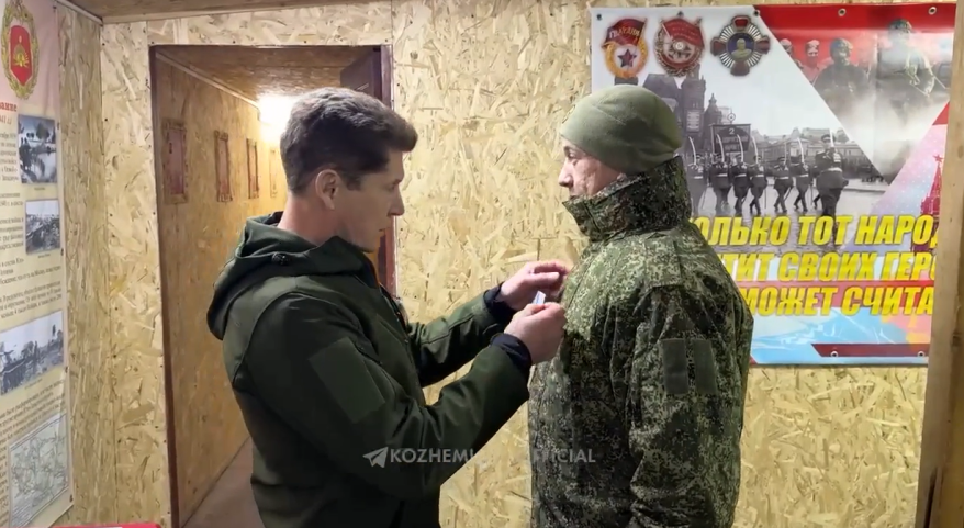 Олег Кожемяко на передовой вручил награды приморским бойцам, осободившим Гуляйполе