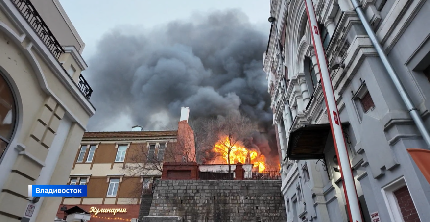 "Лакомый кусочек" - жильцы сгоревших зданий в центре Владивостока выдвигают версии пожара