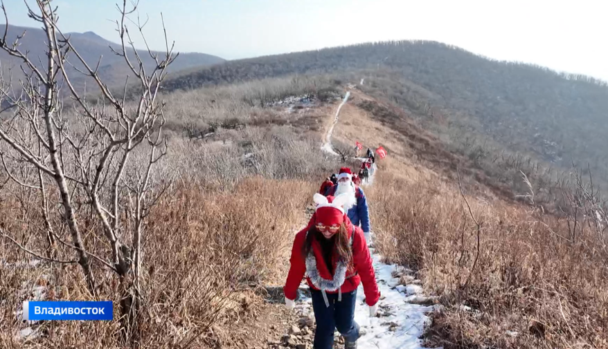 Деды Морозы и Снегурочки покорили гору Тимпур