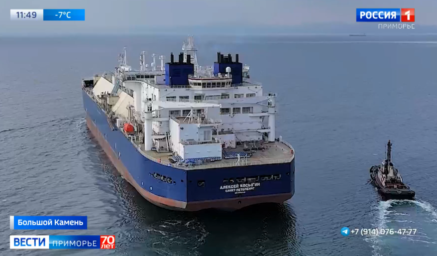 С мыса Максимова запечатлён выход в первый рейс газовоза «Алексей Косыгин»