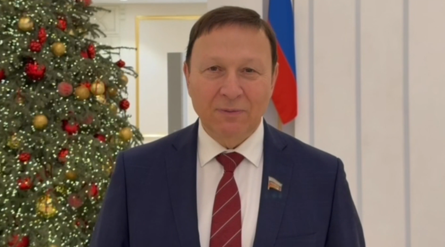 Сенатор Александр Ролик поздравил приморцев с наступающим Новым годом